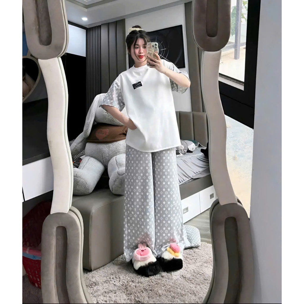 4-15 tuổi. Bộ cộc tay đính logo trước ngực quần ống xuông cho bé gái,quần chất vải tăm lạnh áo chất vải tổ ong .M36