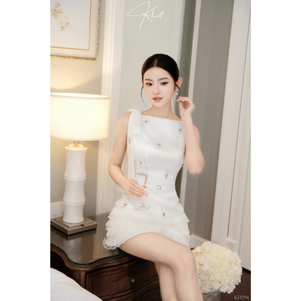 Đầm ngắn KHIẾT Fashion ôm nhẹ đính đá phối dây nơ vai phong cách nữ tính thanh lịch KD294