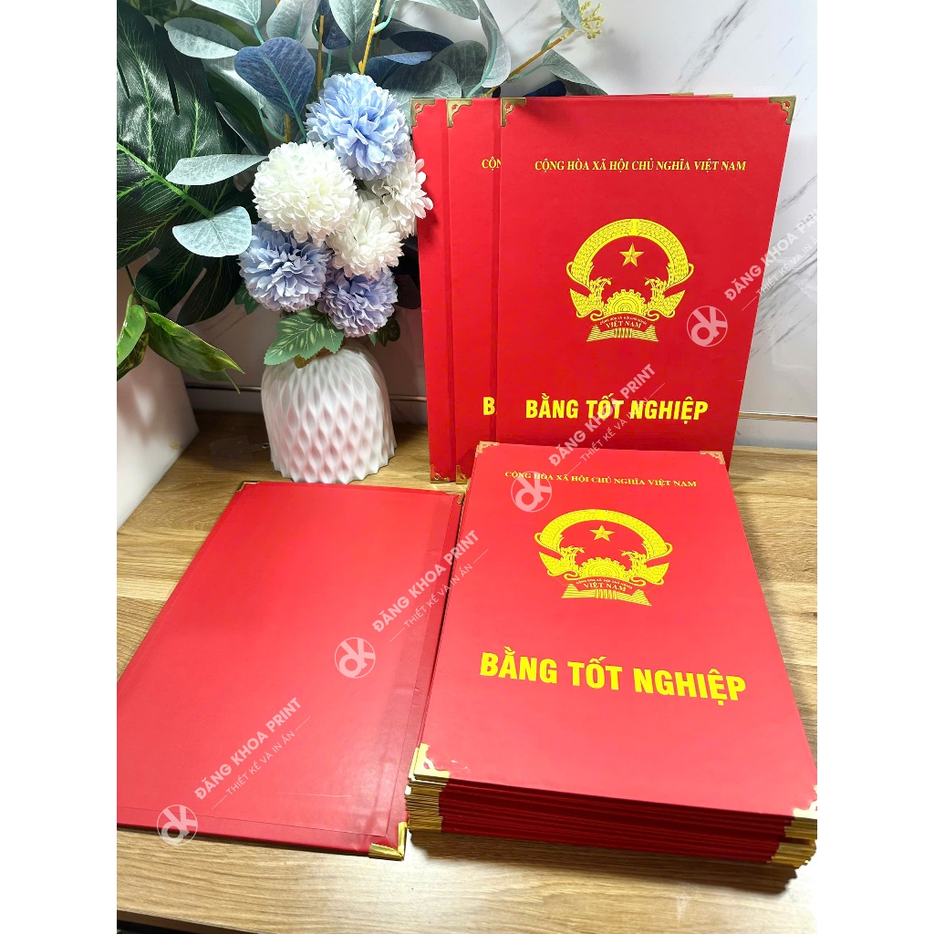 Bìa tốt nghiệp có sẵn làm bằng bìa cứng dùng để chụp kỷ yếu, chụp ảnh cử nhân kích thước A4