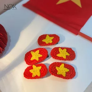 Kẹp tóc handmade cờ đỏ sao vàng Việt Nam, kẹp tóc lá cờ, kẹp tóc len thủ công