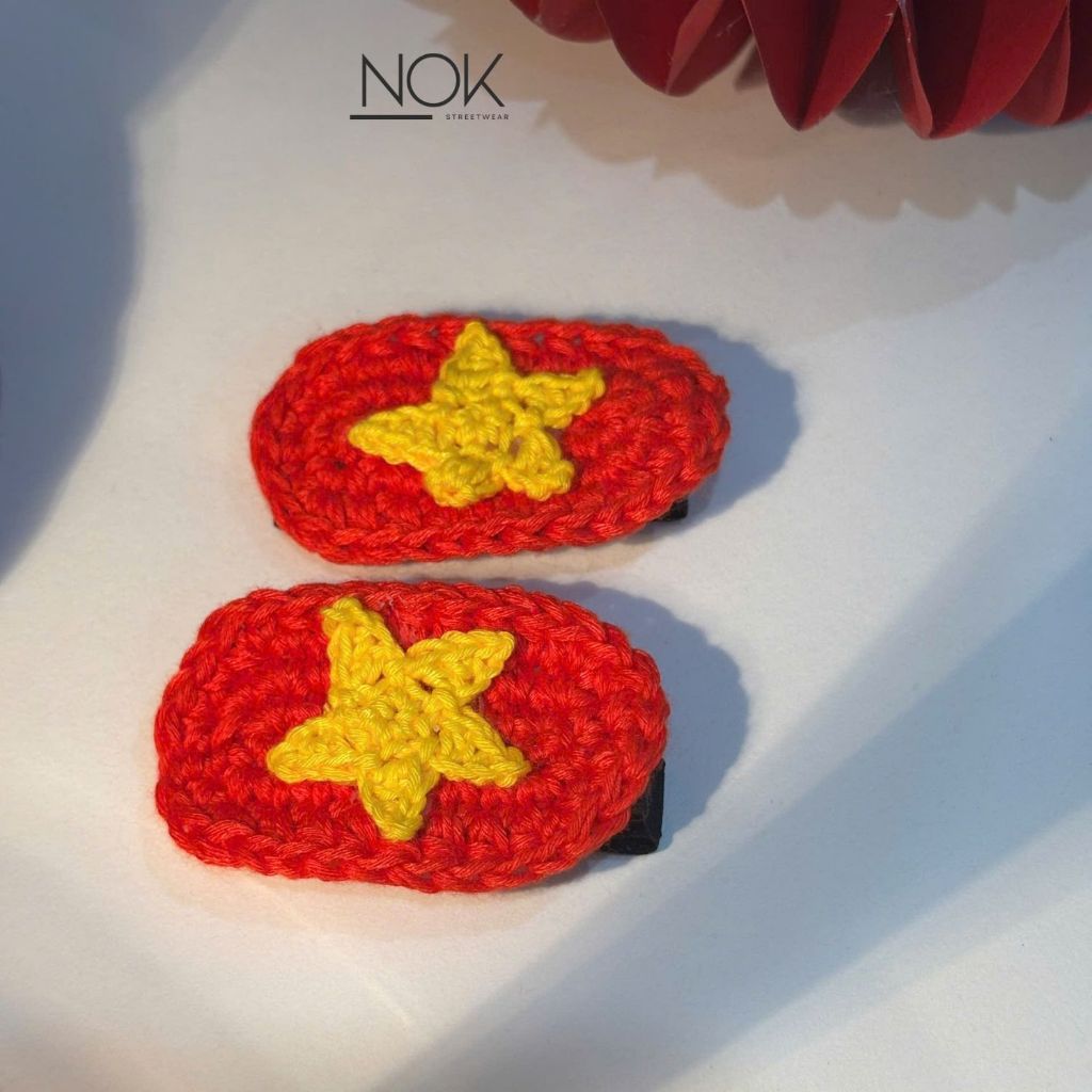 Kẹp tóc handmade cờ đỏ sao vàng Việt Nam, kẹp tóc lá cờ, kẹp tóc len thủ công