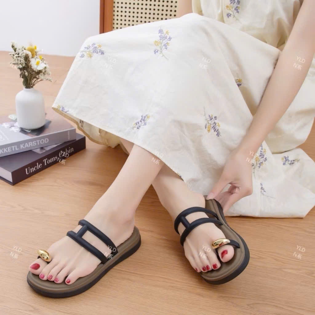 Dép Kẹp Nữ Gắn Charm Ring Sang Chảnh, Dép Lê Quai Ngang Chất Liệu Cao Su Mềm Kiểu Dáng Hot Hit