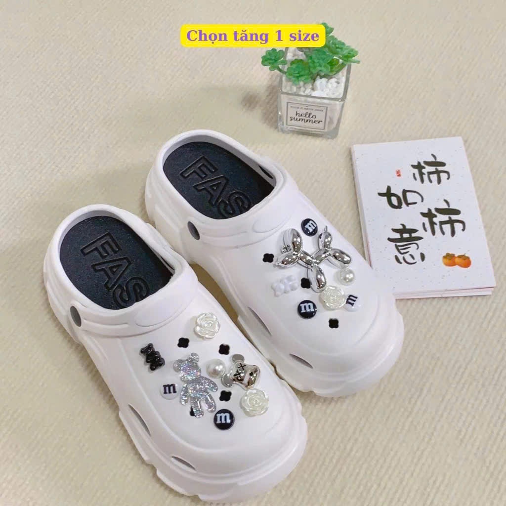 Dép Sục Cross Nữ Độn Đế 7cm Gắn Charm Brick Bạch Kim Cực Sang Chất Liệu EVA Mang Lên Chân Êm Mềm