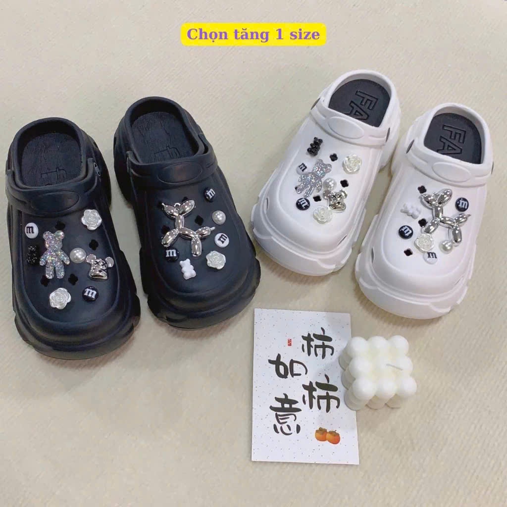 Dép Sục Cross Nữ Độn Đế 7cm Gắn Charm Brick Bạch Kim Cực Sang Chất Liệu EVA Mang Lên Chân Êm Mềm