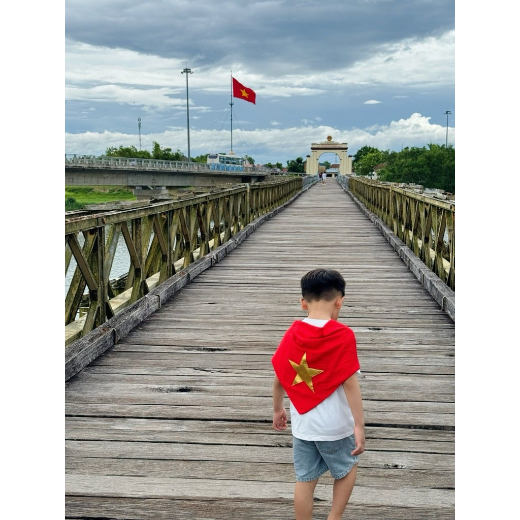 Khăn cờ đỏ sao vàng, khăn cờ tổ quốc, Khăn cờ Việt Nam. (04) ngôi sao nhũ (baby free,size 100cm)trẻ em.