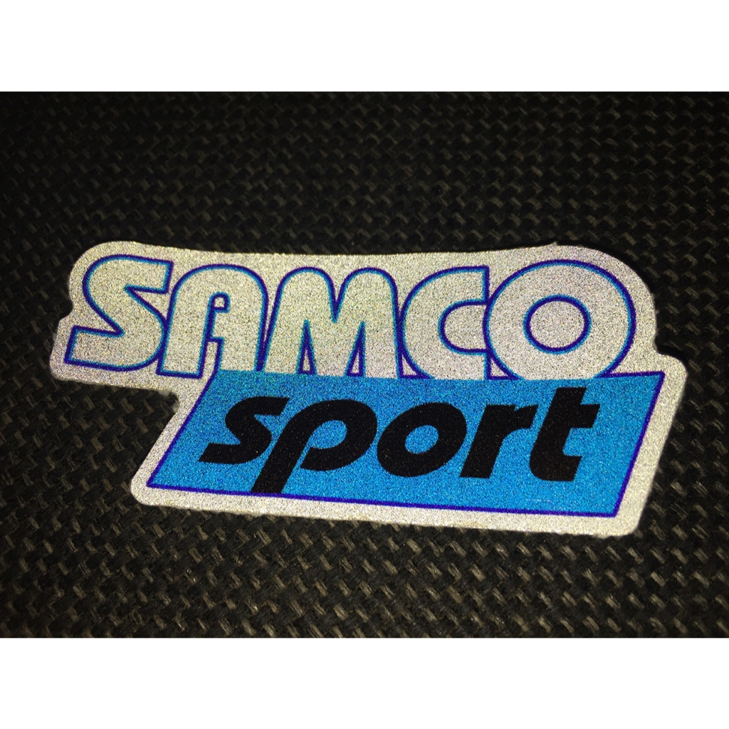 SAMCO[7.5x3.5cm] chất liệu phản quang decal cao cấp chống nước, sắc nét, bền màu, dính chặt.