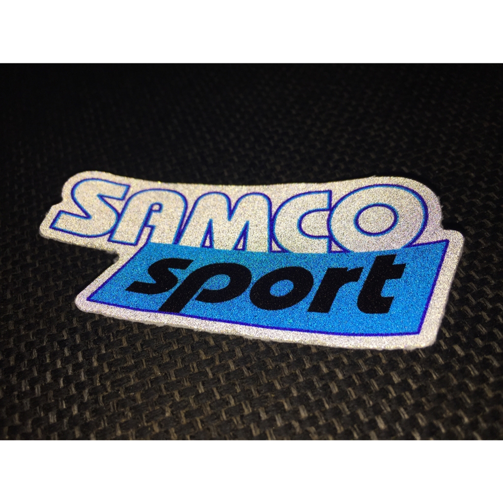 SAMCO[7.5x3.5cm] chất liệu phản quang decal cao cấp chống nước, sắc nét, bền màu, dính chặt.