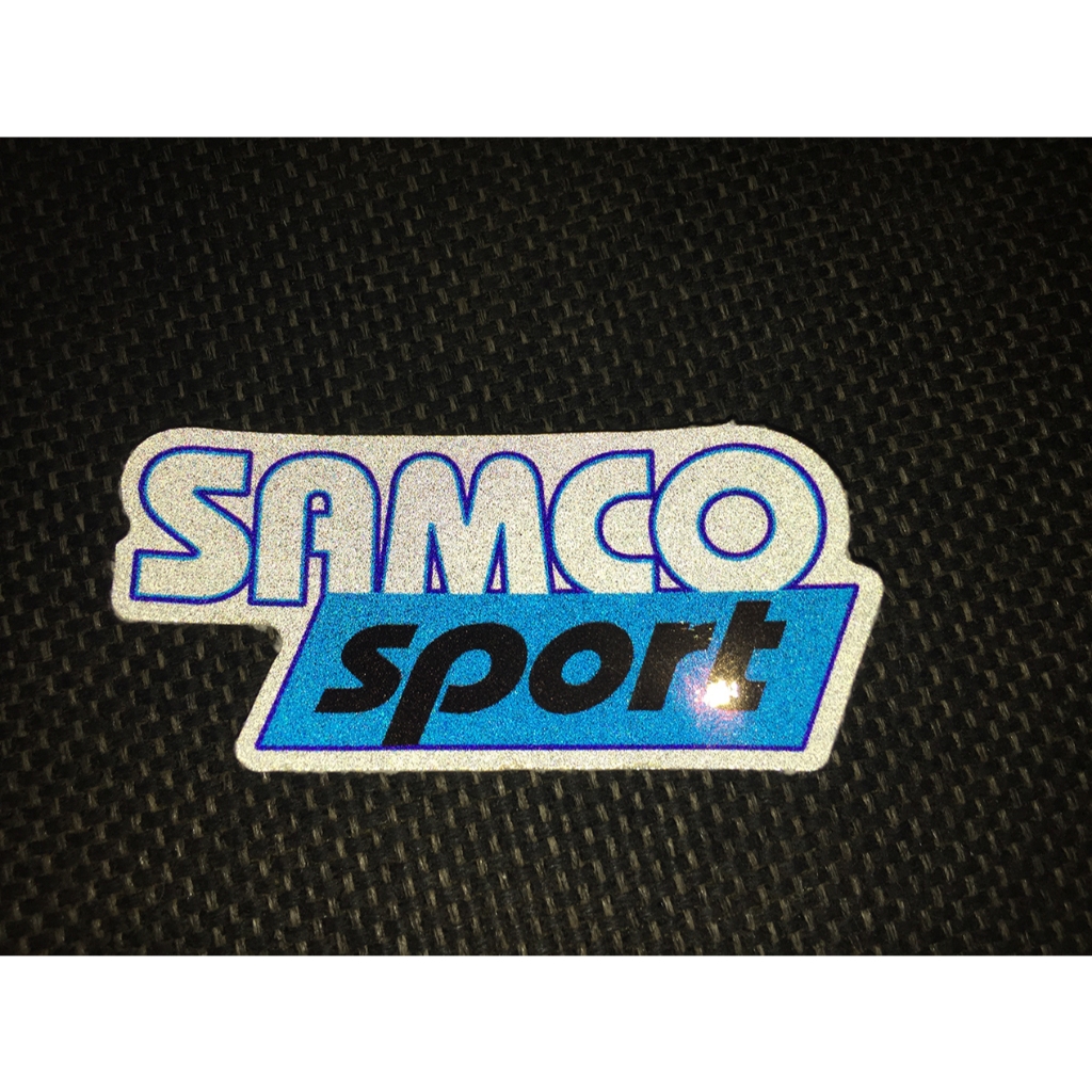 SAMCO[7.5x3.5cm] chất liệu phản quang decal cao cấp chống nước, sắc nét, bền màu, dính chặt.