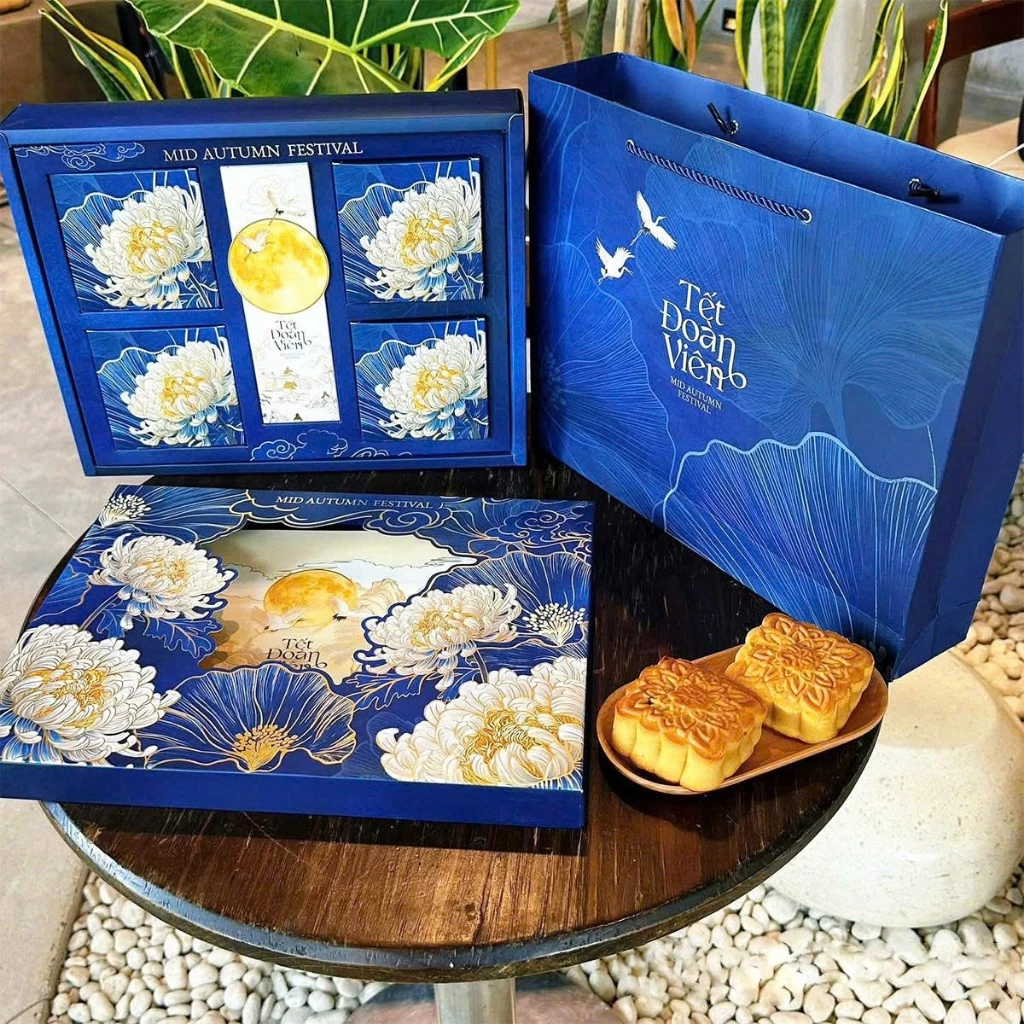 [HỎA TỐC HCM] Hộp 4 bánh trung thu kèm trà, mỗi bánh 2 trứng 200g, hộp ép kim cao cấp,vỏ mềm ít ngọt