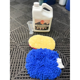 ( CÓ Chiết ) Xà phòng có Ceramic tạo độ bóng cao, bảo vệ xe chống tia UV 30ngày - 303 RV Wash & Seal