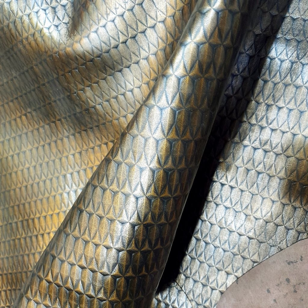 Pyramid mạ gold