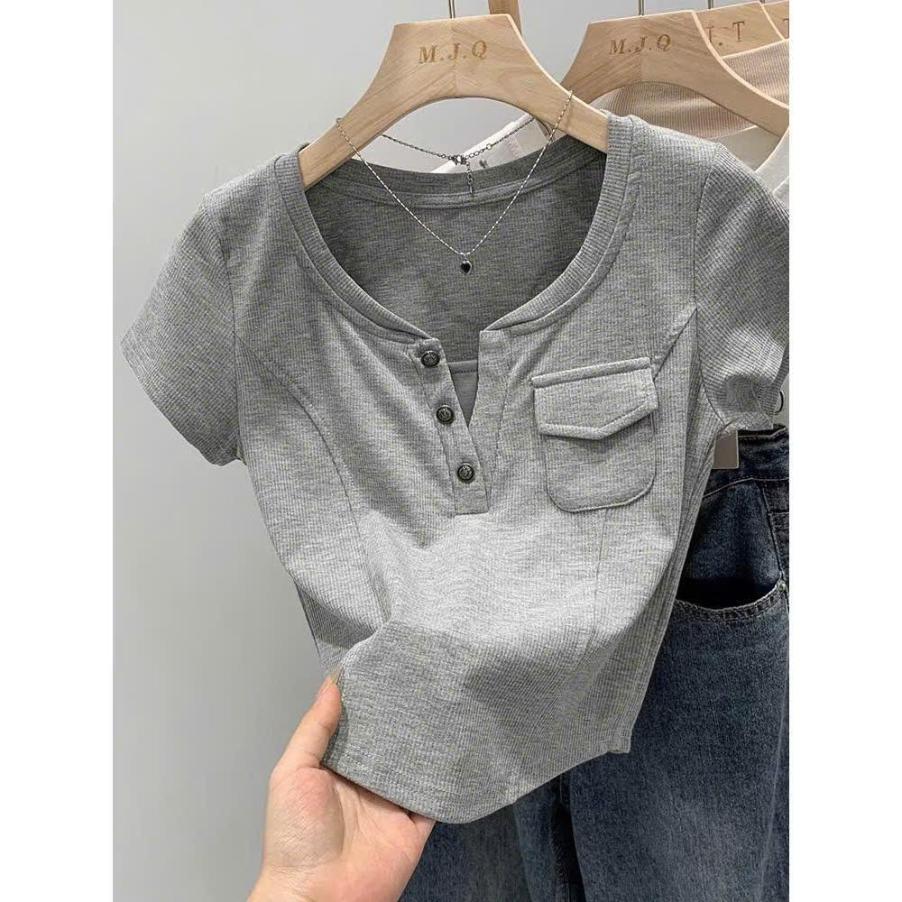 Áo thun dáng baby tee Dáng Ngắn Ôm Fom vừa thiết kế kiểu túi nắp, cách điệu cổ cúc chạy diễu gân mẫu mới 2025