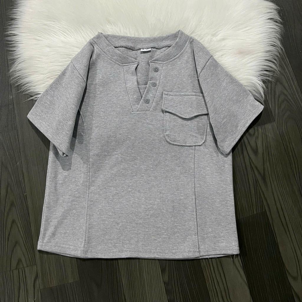 Áo thun dáng baby tee Dáng Ngắn Ôm Fom vừa thiết kế kiểu túi nắp, cách điệu cổ cúc chạy diễu gân mẫu mới 2025
