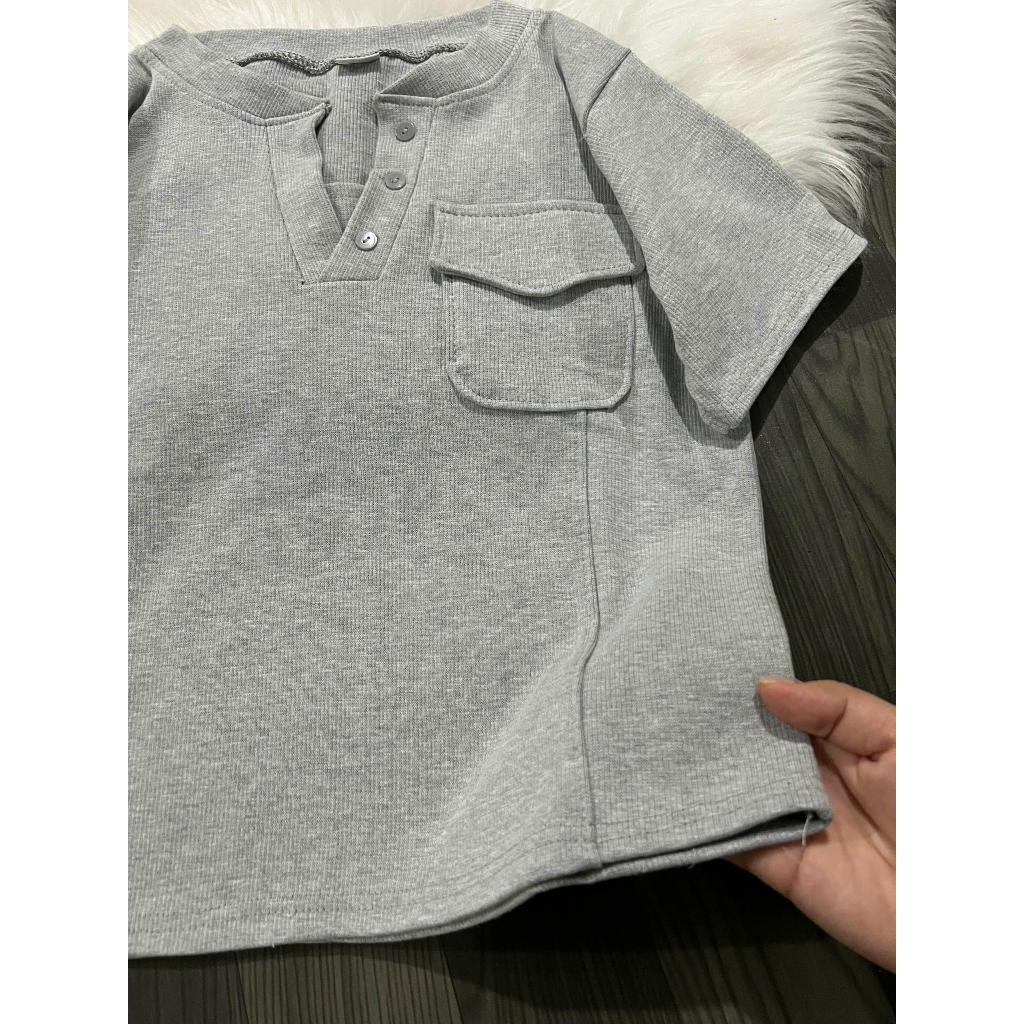 Áo thun dáng baby tee Dáng Ngắn Ôm Fom vừa thiết kế kiểu túi nắp, cách điệu cổ cúc chạy diễu gân mẫu mới 2025