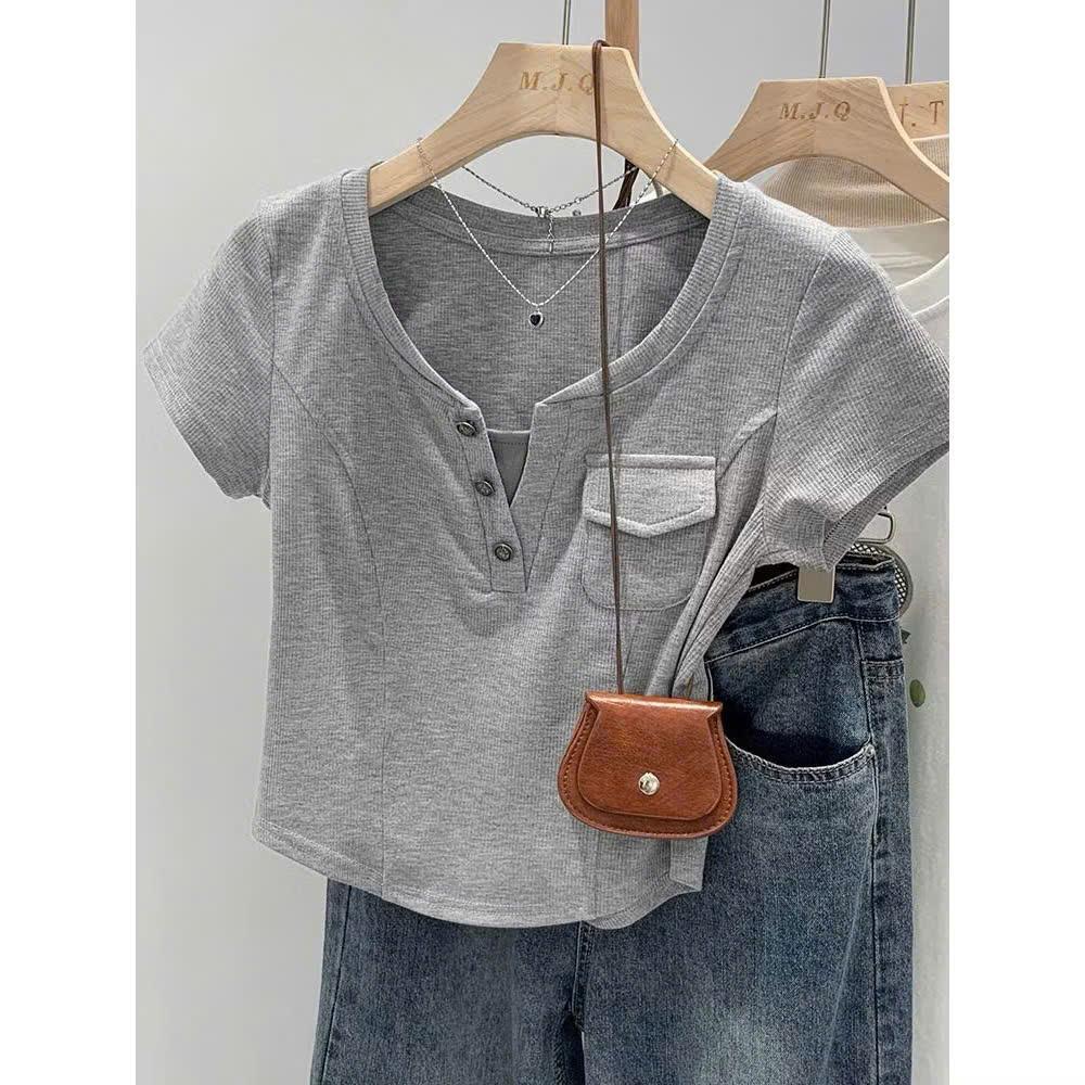 Áo thun dáng baby tee Dáng Ngắn Ôm Fom vừa thiết kế kiểu túi nắp, cách điệu cổ cúc chạy diễu gân mẫu mới 2025