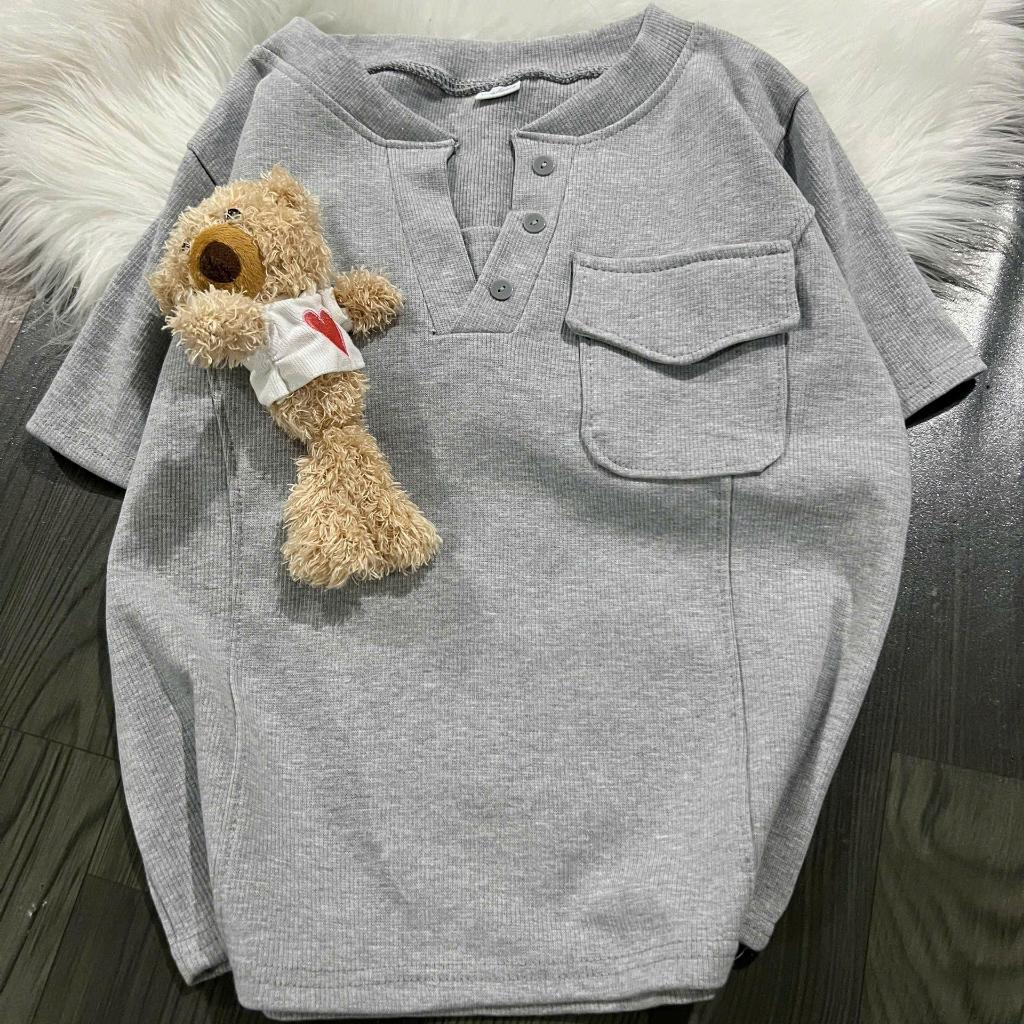 Áo thun dáng baby tee Dáng Ngắn Ôm Fom vừa thiết kế kiểu túi nắp, cách điệu cổ cúc chạy diễu gân mẫu mới 2025