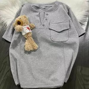 Áo thun dáng baby tee Dáng Ngắn Ôm Fom vừa thiết kế kiểu túi nắp, cách điệu cổ cúc chạy diễu gân mẫu mới 2025