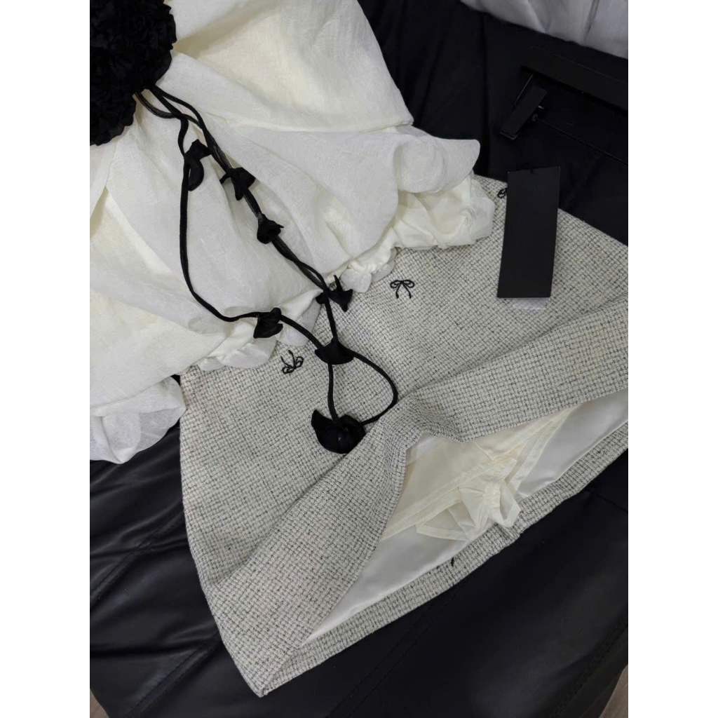 Set nữ trễ vai from babydoll đính hai hoa ngực dây dài phối chân váy chữ A hai lớp