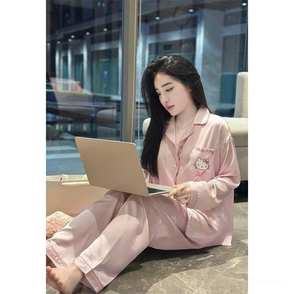 Bộ pyjama lụa, set mặc nhà và dạo phố hello kitty áo dài quần dài màu hồng dễ thương HCOM26407