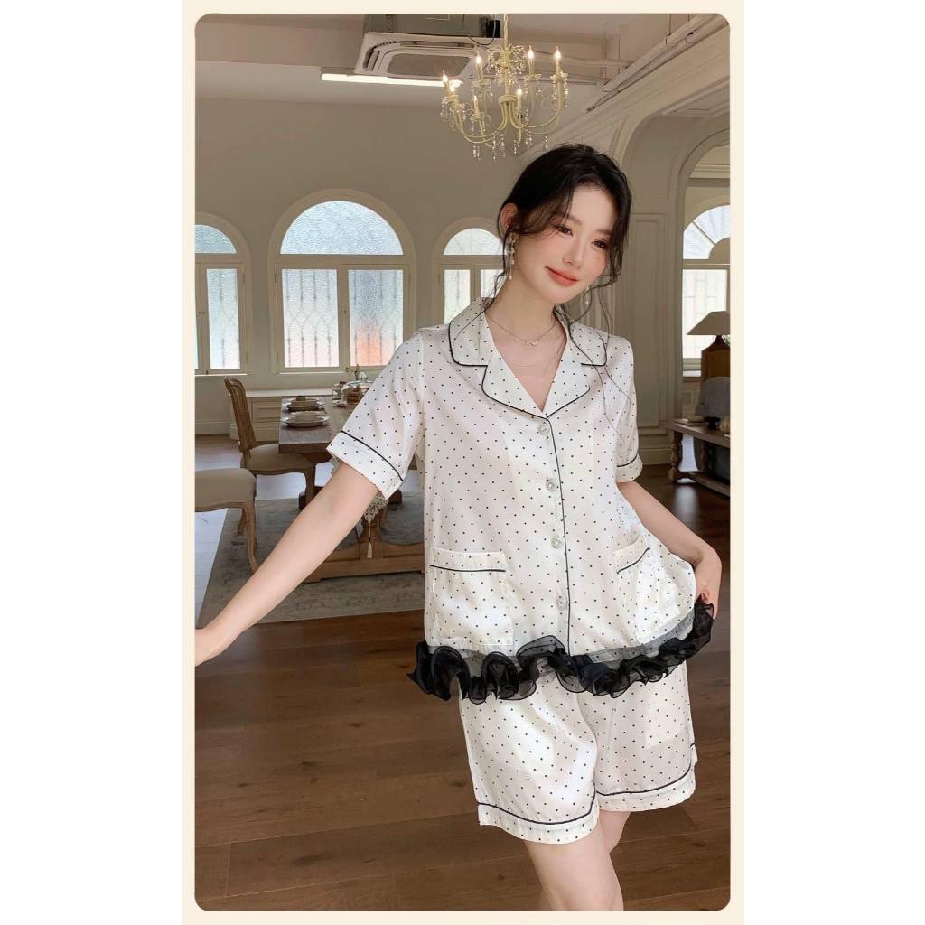 Đồ ngủ lụa, bộ đồ mặc nhà nữ mùa hè cổ vest phối bèo tơ nhún họa tiết chấm bi nhỏ siêu sang HCOM26410