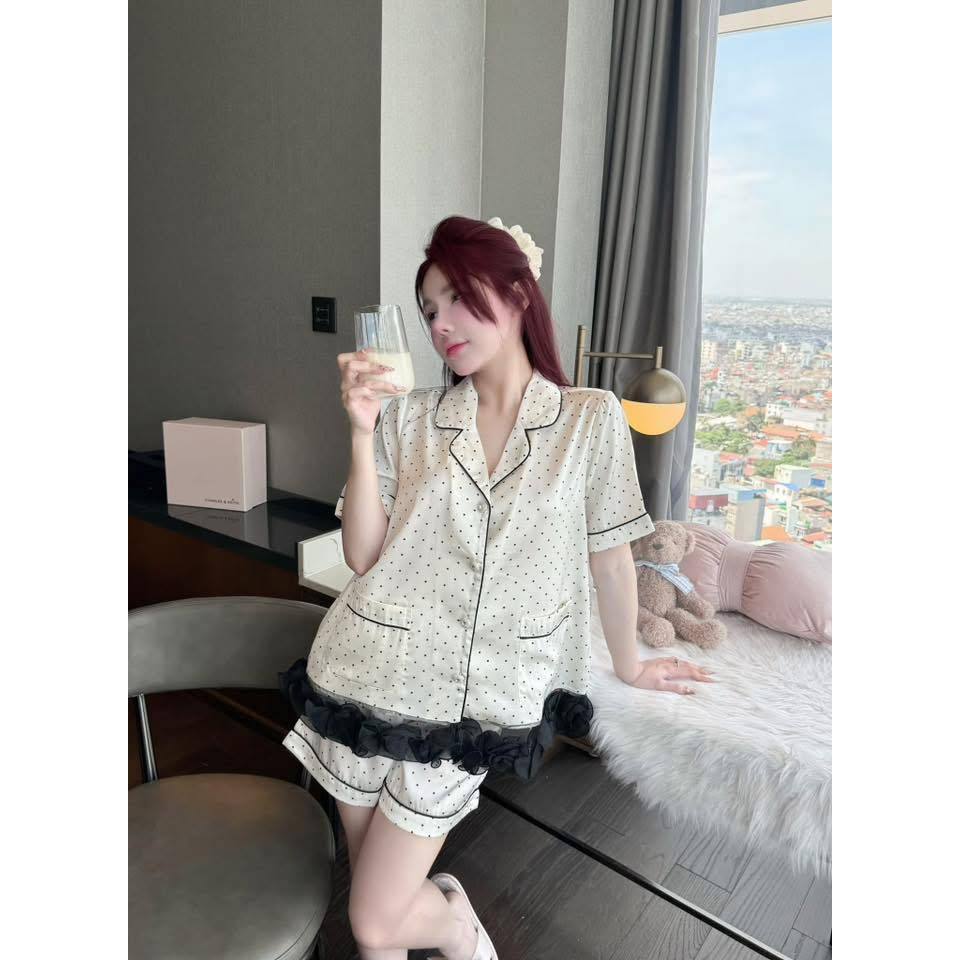 Đồ ngủ lụa, bộ đồ mặc nhà nữ mùa hè cổ vest phối bèo tơ nhún họa tiết chấm bi nhỏ siêu sang HCOM26410