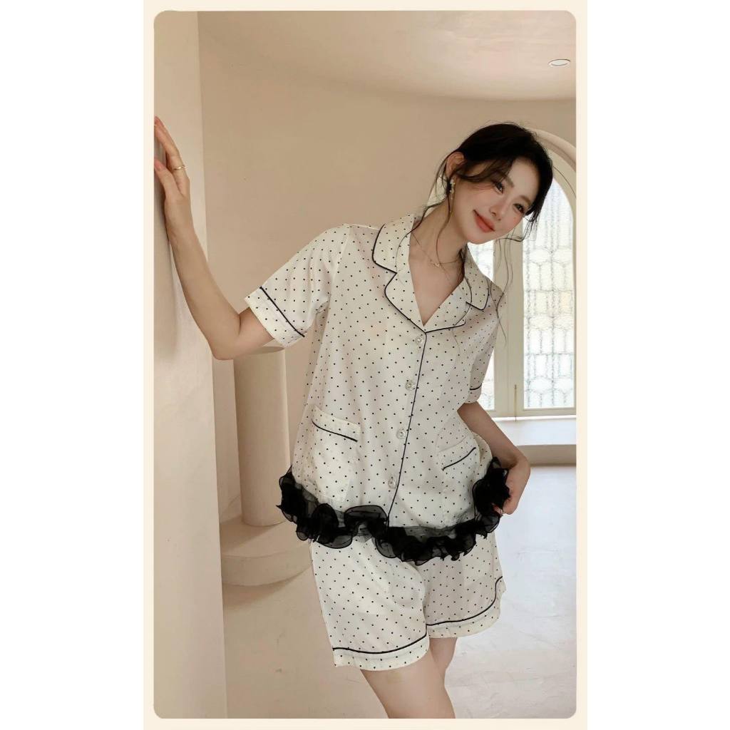 Đồ ngủ lụa, bộ đồ mặc nhà nữ mùa hè cổ vest phối bèo tơ nhún họa tiết chấm bi nhỏ siêu sang HCOM26410