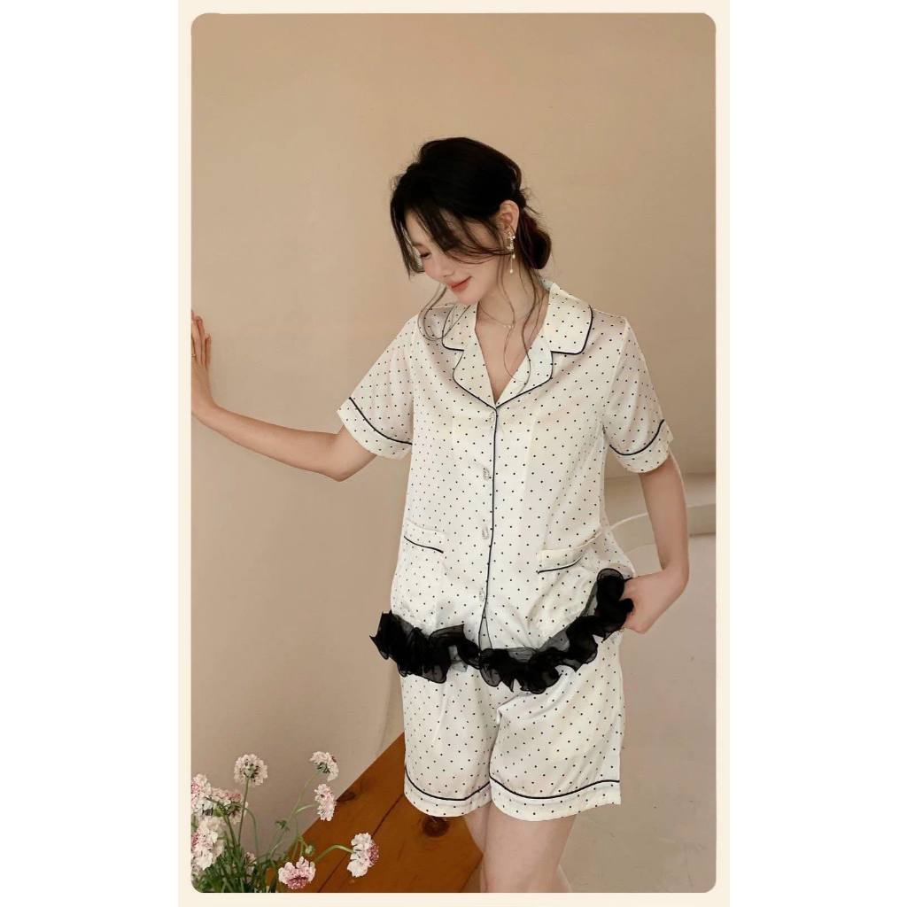 Đồ ngủ lụa, bộ đồ mặc nhà nữ mùa hè cổ vest phối bèo tơ nhún họa tiết chấm bi nhỏ siêu sang HCOM26410
