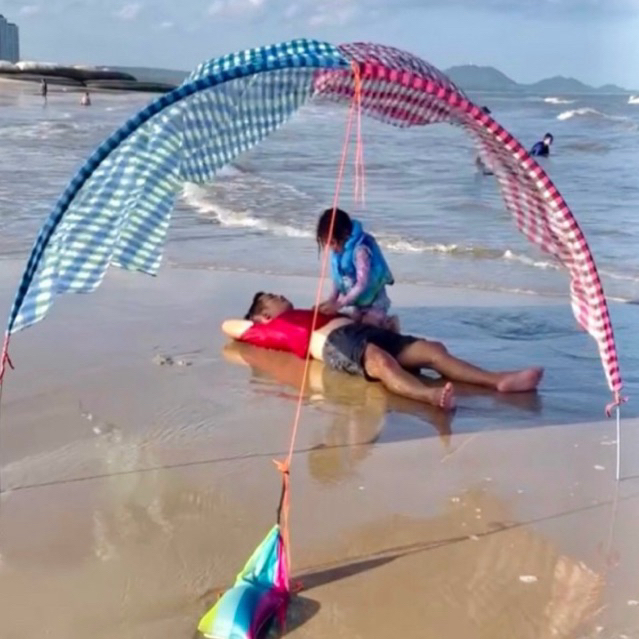 Lều bay che nắng biển gấp gọn loại thông dụng mix màu ngẫu nhiên (Huy Phạm)