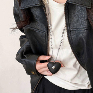 Dây chuyền mặt trái tim đen hoạ tiết chrom e cá tính unisex