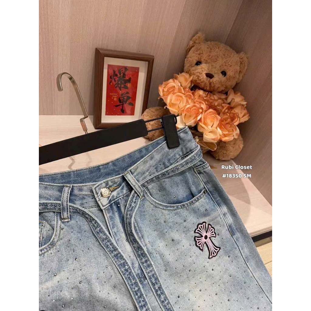 Quần jeans suông chrome hearts kèm dây đính đá