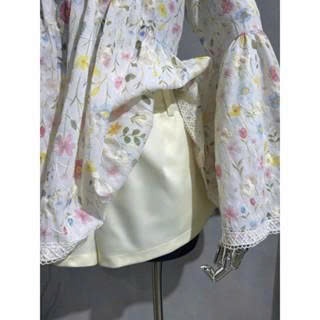 Áo thô mềm phối họa tiết hoa nổi cổ v tay bồng dài tay by Charmie - M4714