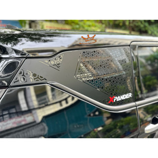 Tem trang trí kính hông 2 bên Xpander hình tổ ong phản quang sắc nét, chất liệu decal đen mờ cao cấp
