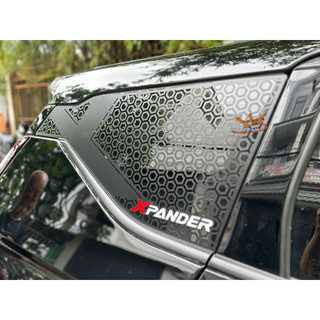 Tem trang trí kính hông 2 bên Xpander hình tổ ong phản quang sắc nét, chất liệu decal đen mờ cao cấp