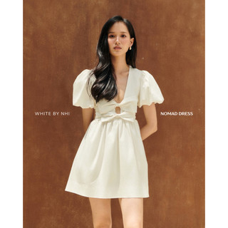 WHITE BY NHI - Đầm trắng nữ dáng ngắn tay phồng cổ V xẻ sâu - Nomad Dress