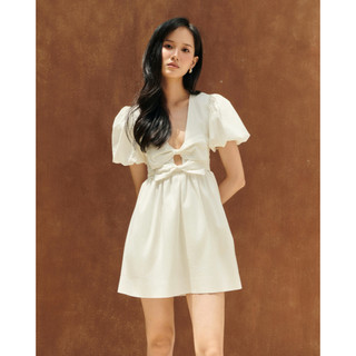 WHITE BY NHI - Đầm trắng nữ dáng ngắn tay phồng cổ V xẻ sâu - Nomad Dress
