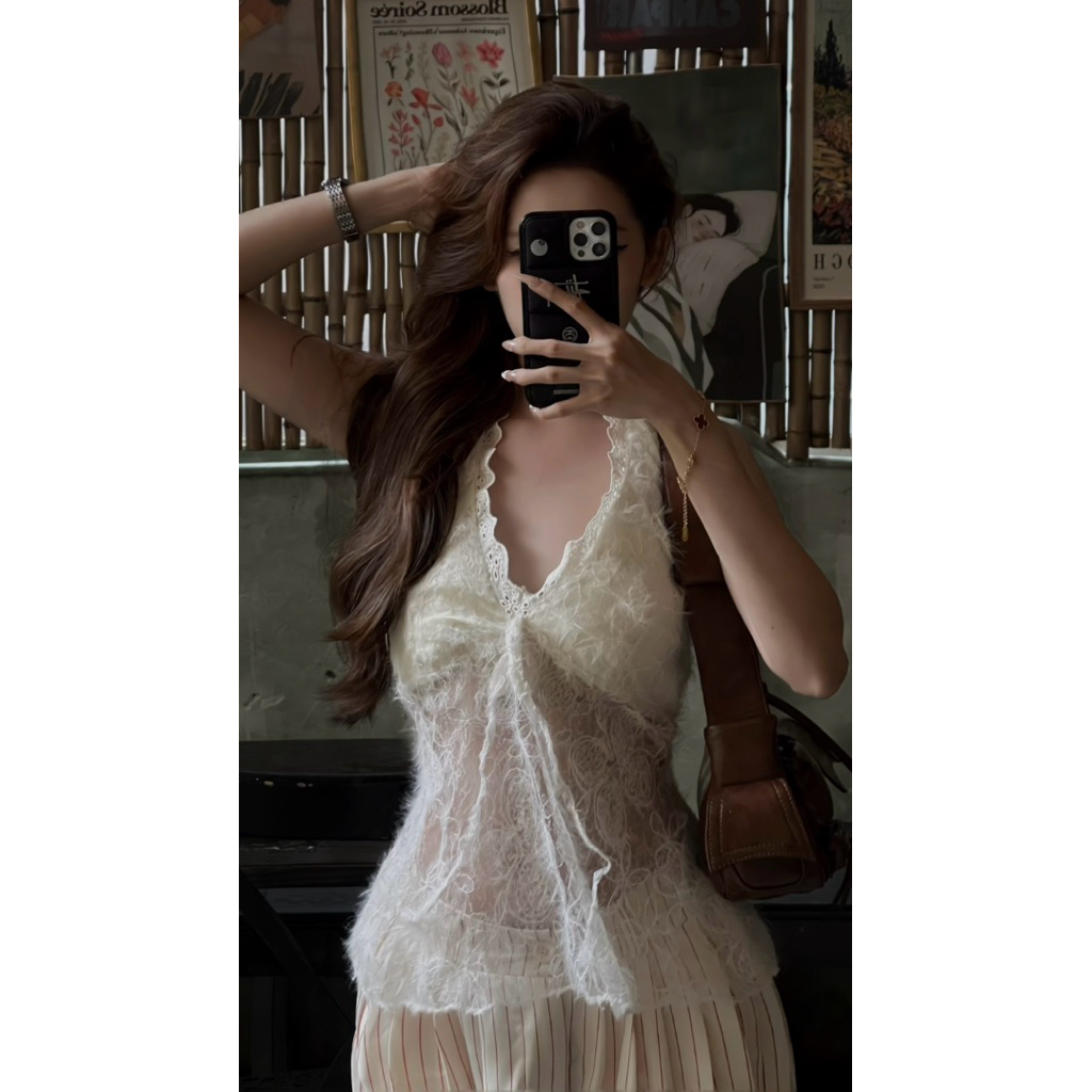 Áo yếm nữ ren Mamie có kèm mút, lưng chun, dây cột có thể điều chỉnh.