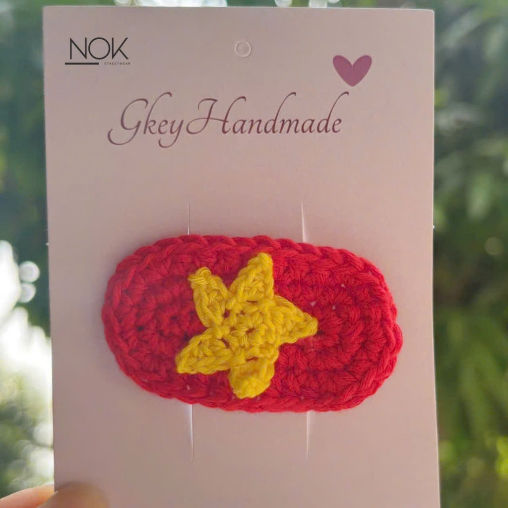 Kẹp tóc handmade cờ đỏ sao vàng Việt Nam, kẹp tóc lá cờ, kẹp tóc len thủ công