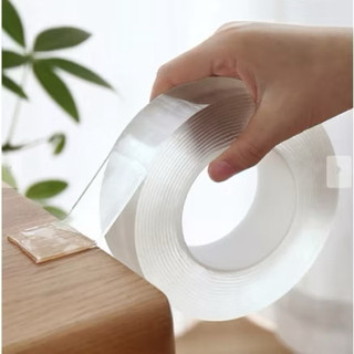 Băng keo hai mặt trong suốt siêu dính, bám chặt trên mọi bề mặt, phù hợp cho trang trí tường chắc chắn.