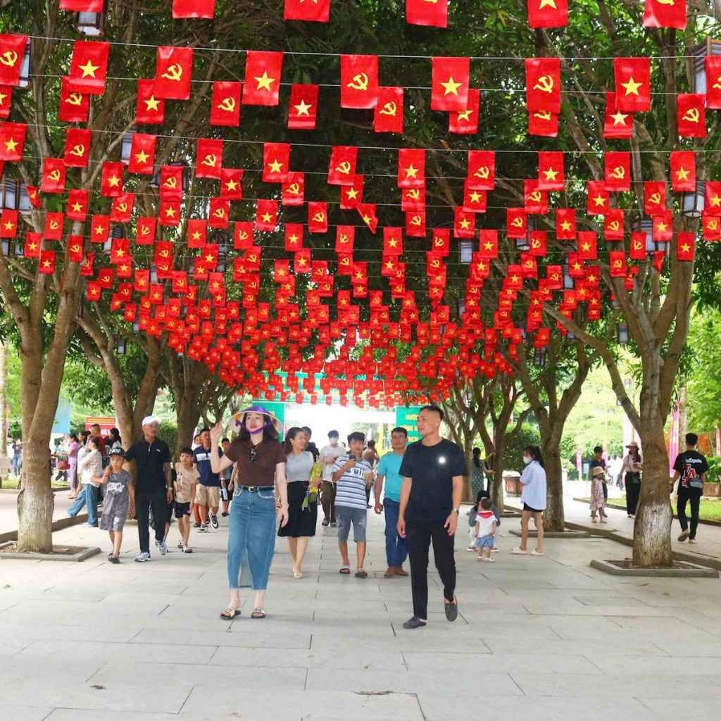 Cờ dây sao, cờ dây tổ quốc, chất liệu vải phi bóng -Dây cờ tam giác,cờ đuôi nheo nhiều màu trang trí deco ,lễ hội,khu du