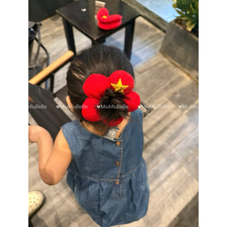 Cột tóc hình bông hoa, scrunchies hoa đỏ in sao vàng phù hợp với các ngày lễ của Quốc Tổ cho bé