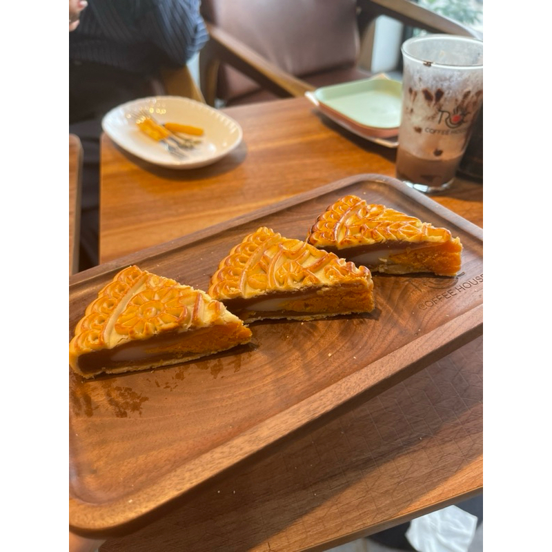 Bánh mochi khoai môn trứng muối chà bông