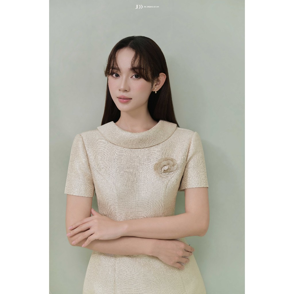 Set Áo Dáng Ôm Cổ Bẻ 2T38.2507K + Quần Short Bổ Thân 3S10.2507K – Bộ Đồ Ánh Kim Thanh Lịch Nữ Tính Quiet Luxury Bởi JM