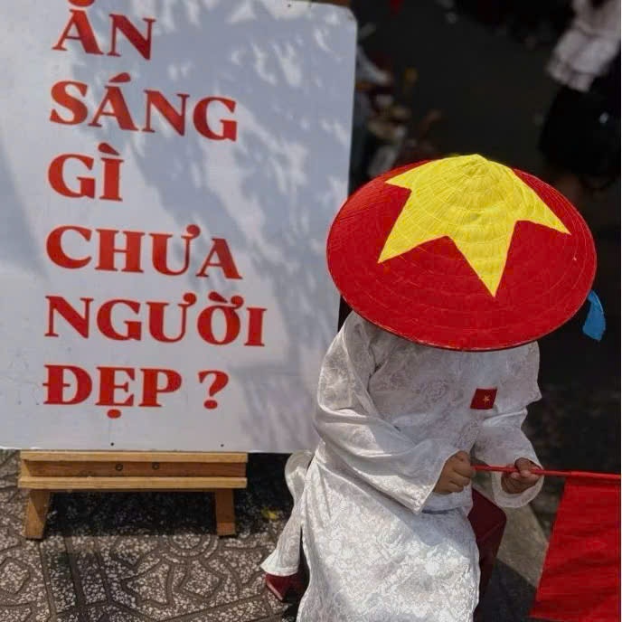 Combo 10 Nón lá cờ đỏ sao vàng- Nón vẽ cờ tổ quốc - Kèm quai size cho bé và người lớn