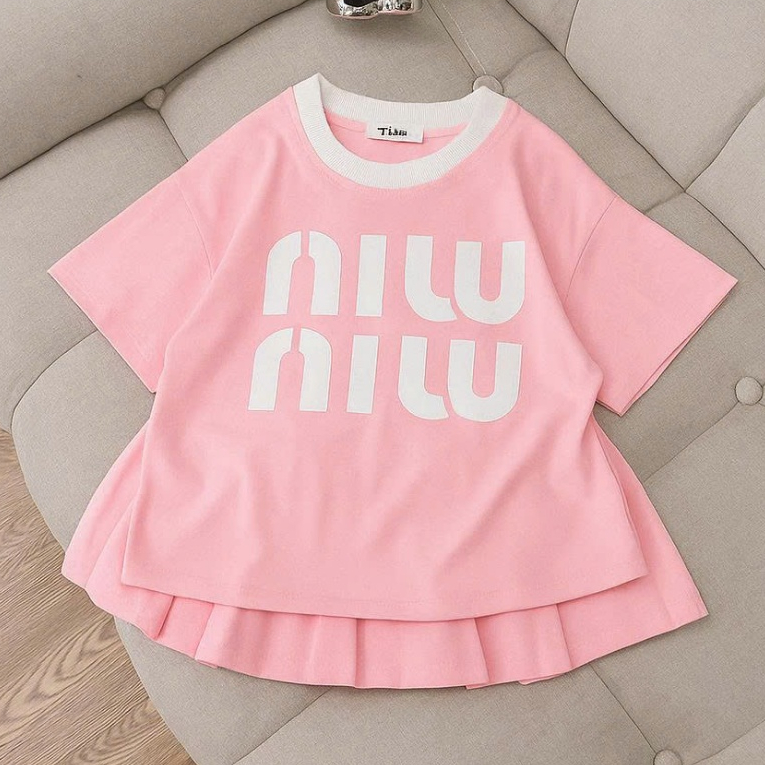 12-43KG.(có lót trong)Sét váy xếp ly áo cộc tay cho bé gái in chữ niu niu chất vải cotton mềm mại thấm hút mồ hôi.V003