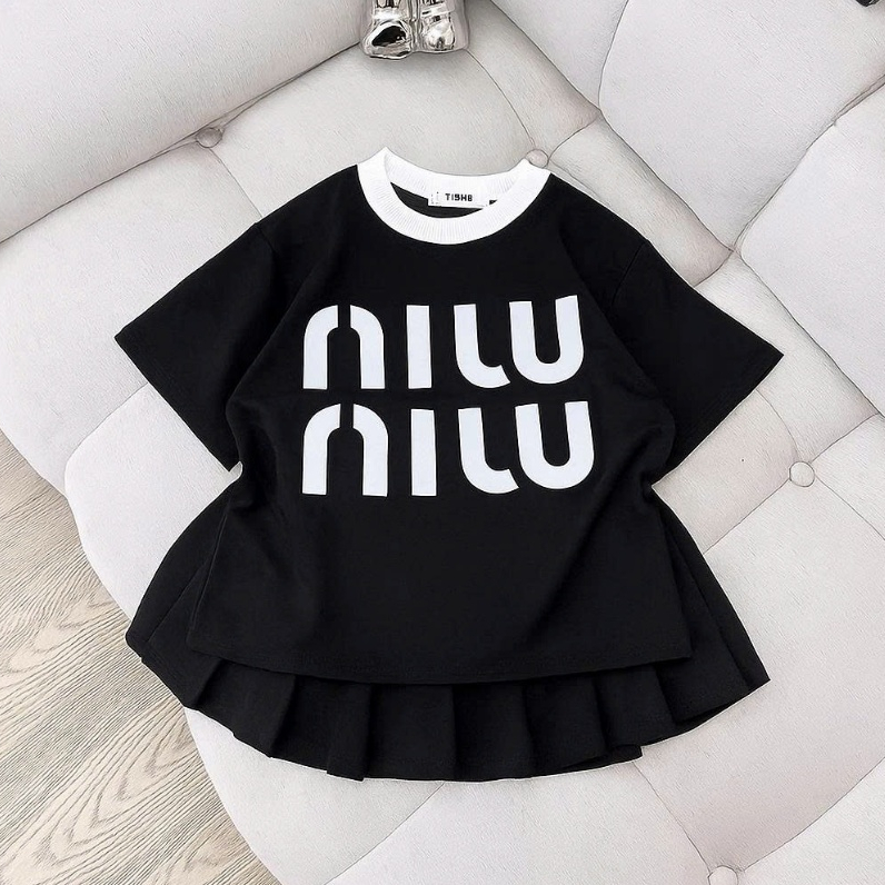 12-43KG.(có lót trong)Sét váy xếp ly áo cộc tay cho bé gái in chữ niu niu chất vải cotton mềm mại thấm hút mồ hôi.V003