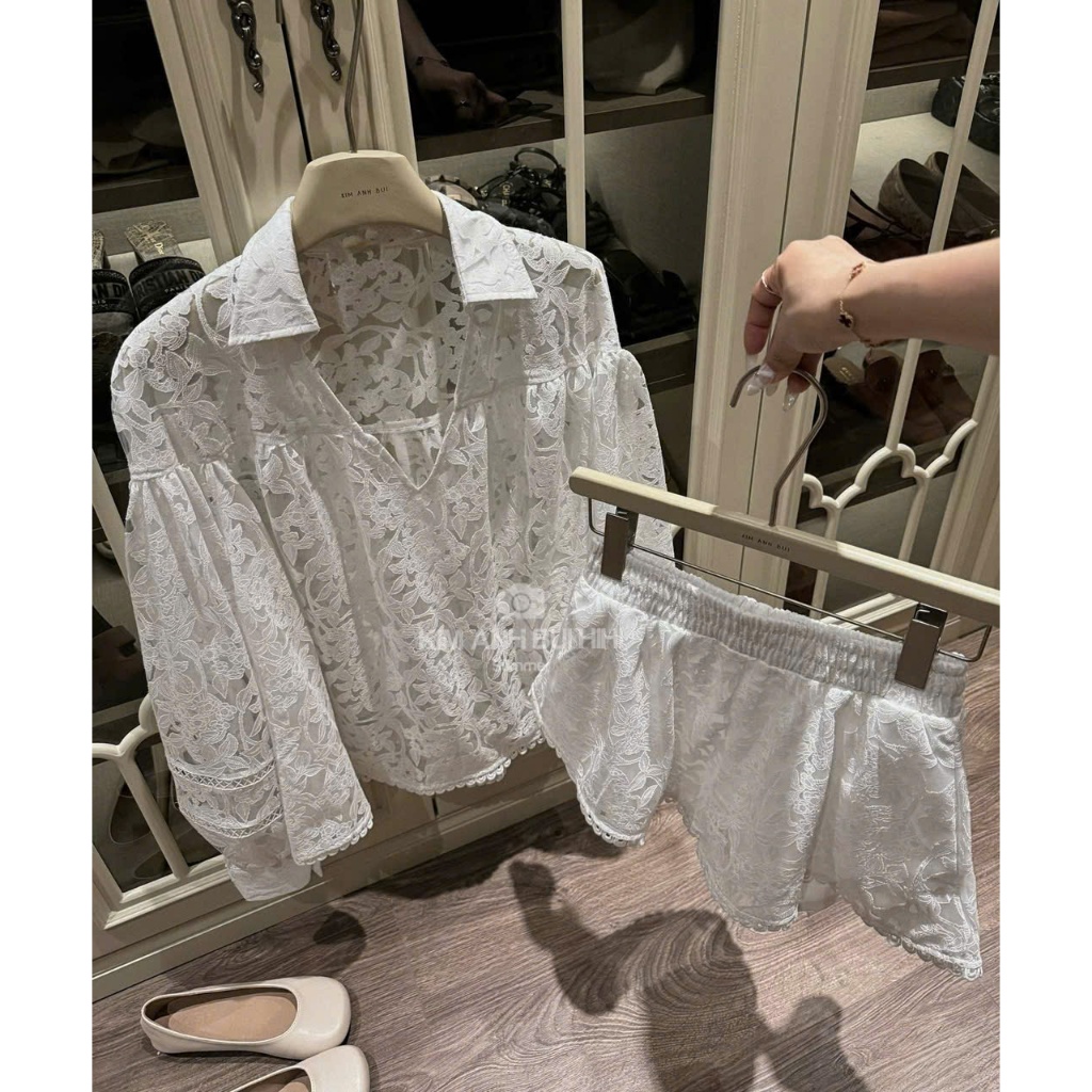 Set Áo Voan Ren Họa Tiết Cổ V Dài Tay Phối Quần Short, Bộ Đồ Nữ Tính Mặc Đi Biển Đẹp - CHAMIE