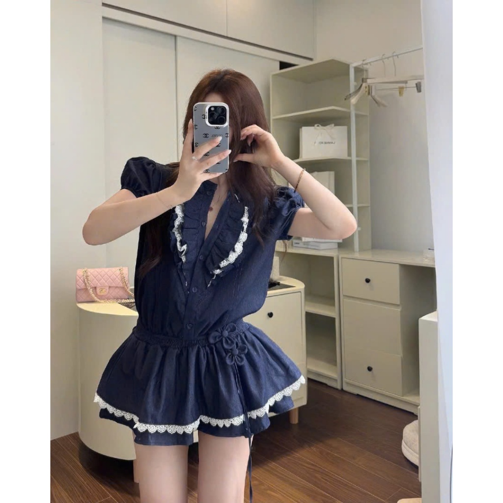 Set đồ nữ Đào design áo sơ mi tay bồng phối bèo ngực mix chân váy tầng điệu đà, kèm quần short dịu dàng