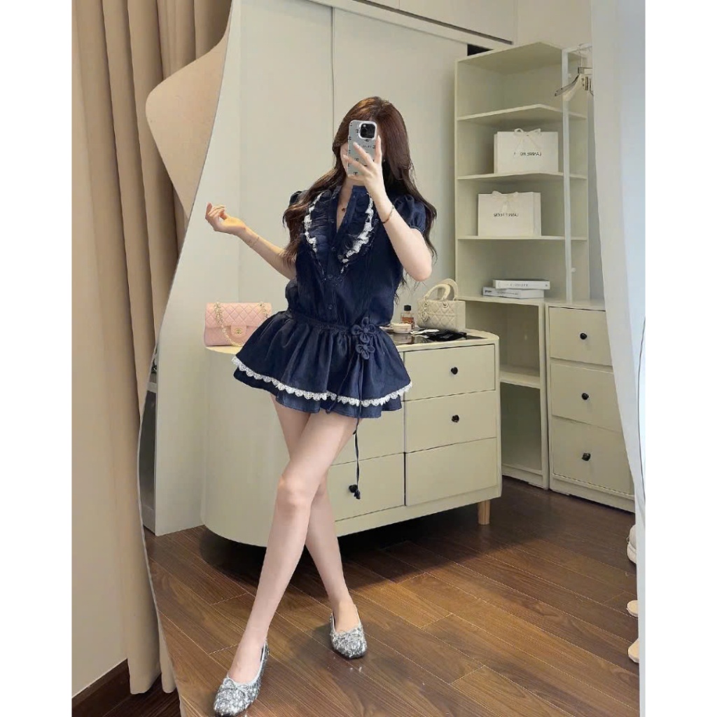 Set đồ nữ Đào design áo sơ mi tay bồng phối bèo ngực mix chân váy tầng điệu đà, kèm quần short dịu dàng