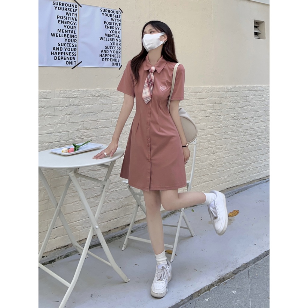 (Hàng Quảng Châu CC) Đầm Sơ Mi Phối Cà Vạt Caro Tay Ngắn Form Dáng Basic Năng Động Thêu Tim Trên Ngực
