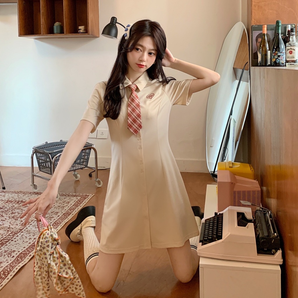 (Hàng Quảng Châu CC) Đầm Sơ Mi Phối Cà Vạt Caro Tay Ngắn Form Dáng Basic Năng Động Thêu Tim Trên Ngực